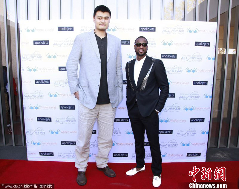 球一路压着 球一路压着